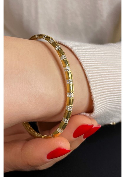 18K Altın Kaplamalı 925 Ayar Gümüş Zirkon Taşlı Kelepçe Bileklik - 45101301