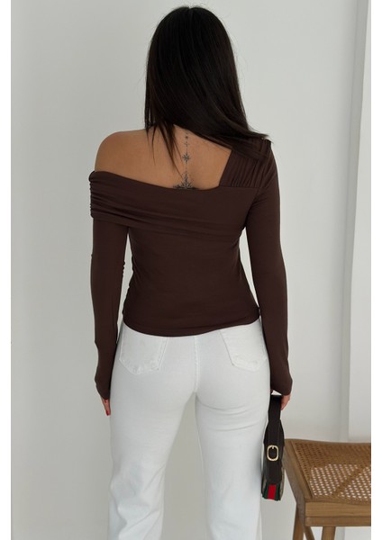 Kadın Madonna Yaka Bluz – Yumuşak Dokulu & Vücuda Oturan Kesim