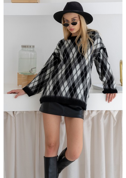 Kadın Oversize Sardonlu Tiftik Kazak – Yumoş Dokulu & Desenli