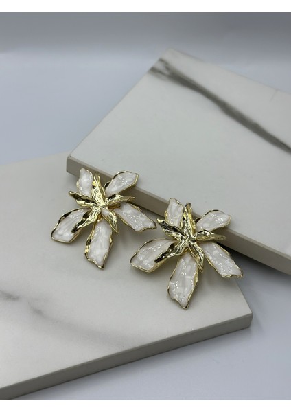 Beyaz Mineli Çiçekli Tasarım Çelik Küpe