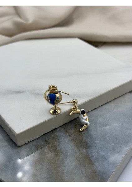 Dünya Küresi ve Ayda Astronot Tasarımlı Sallantılı Çelik Küpe fiyatları