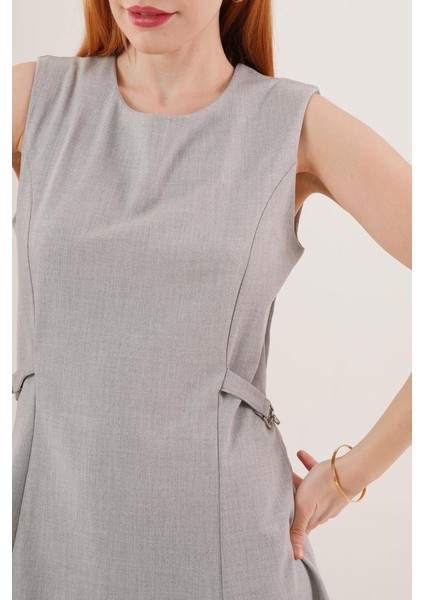 Yanları Zincir Detaylı Sıfır Kol Gri Mini Elbise fırsatları