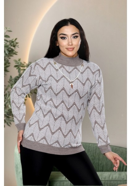 Trend Kolye Aksesuar Detaylı Şık Sakal(Yumoş) Bluz - Balıkçıl Yaka Modern Tasarım