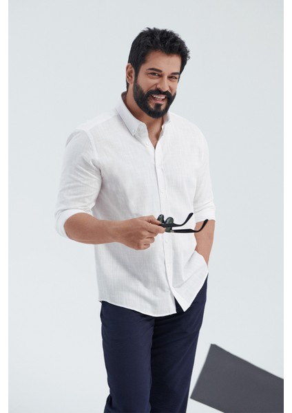 Erkek Beyaz Slim Fit Dar Kesim Düğmeli Yaka Keten Görünümlü %100 Pamuk Flamlı Gömlek