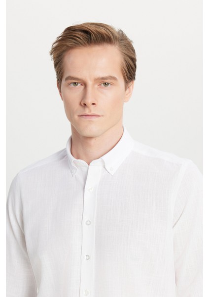 Erkek Beyaz Slim Fit Dar Kesim Düğmeli Yaka Keten Görünümlü %100 Pamuk Flamlı Gömlek
