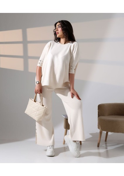 Zarif Dokunuş Düğme Detaylı Triko Takım