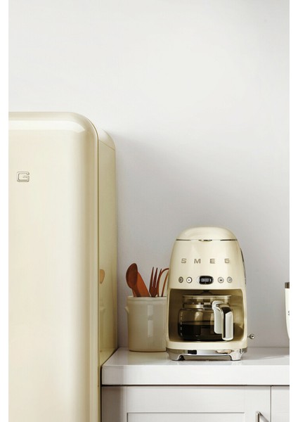 DCF02CREU Krem Renk Filtre Kahve Makinesi – Şık Tasarım, Yüksek Demleme Performansı ve 1,4 L Kapasite