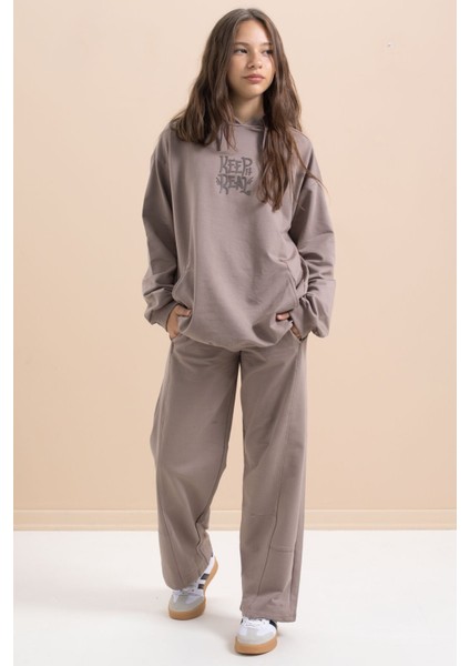 Kahve Yazı Baskılı Kapüşonlu Geniş Paça Kız Çocuk Eşofman Takımı 21430 modelleri