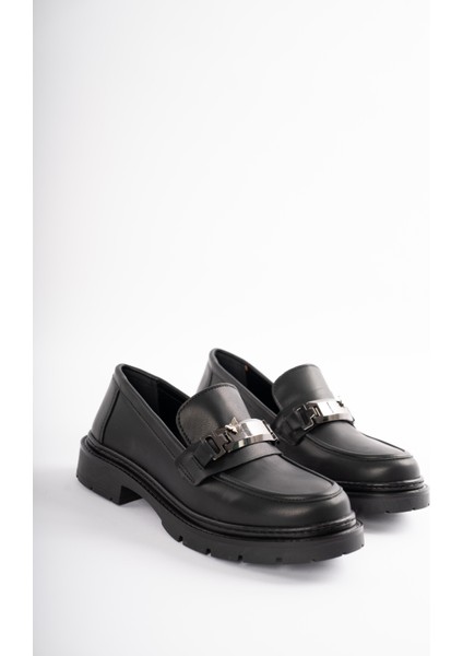 Milora Alçak Topuklu Kemer ve Gümüş Aksesuar Detaylı Kadın Loafer- Siyah