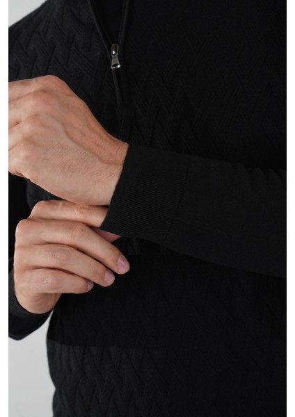 Siyah Yarım Balıkçı Yaka Fermuar Detaylı Jakarlı Erkek Triko TR23K23208_D99 fırsatları