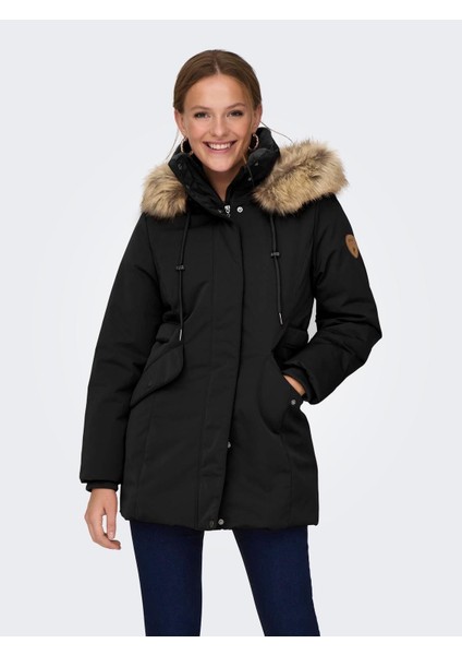Kadın Siyah Parka Mont – Uzun Kollu, Kürk Kapüşonlu, Soğuk Havalara Uygun Rahat ve Şık Tasarım