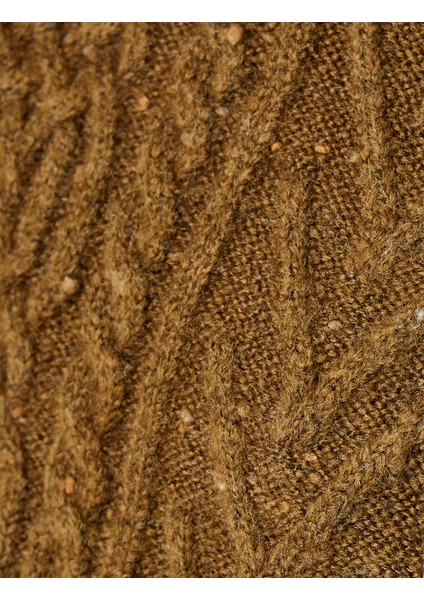 Saç Örgü Desenli Hafif Dik Yaka Süveter