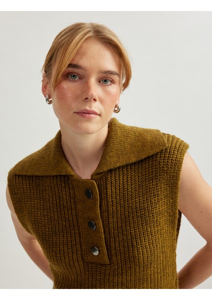 Yarım Düğme Detaylı Kolsuz Polo Yaka Süveter