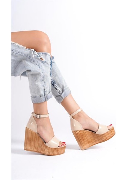 Kadın Bej Rugan Tek Bant Yüksek Dolgu Taban Ayakkabı fiyatları