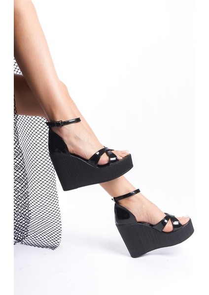 Kadın Çapraz Bant Siyah Rugan Yüksek Topuklu Dolgu Taban Ayakkabı