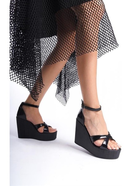 Kadın Çapraz Bant Siyah Rugan Yüksek Topuklu Dolgu Taban Ayakkabı fiyatları