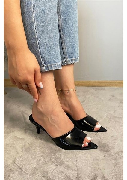 Kadın Siyah Rugan 7 cm Ince Topuklu Sivri Burun Terlik fırsatları