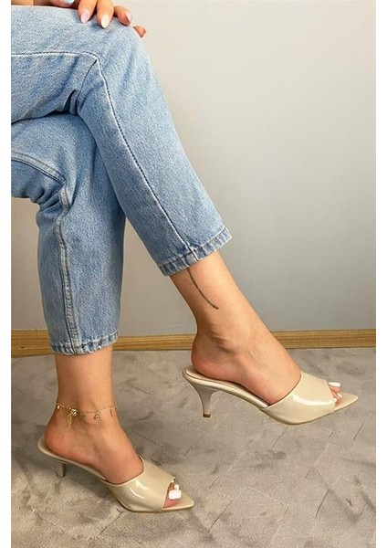 Kadın Bej Rugan 7 cm Ince Topuklu Sivri Burun Terlik