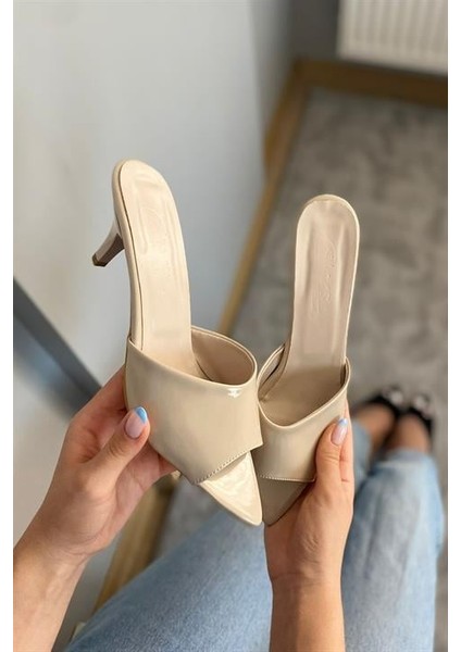 Kadın Bej Rugan 7 cm Ince Topuklu Sivri Burun Terlik modelleri