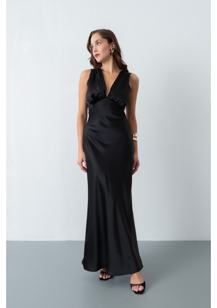 Kadın Siyah V Yaka Saten Davet Elbisesi
