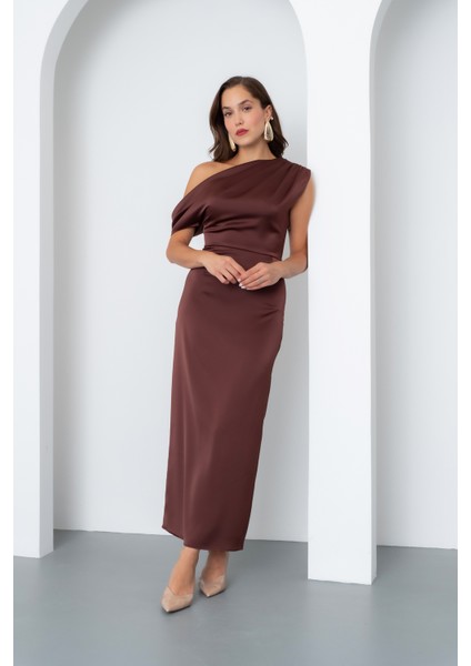 Kadın Kahverengi Degaje Yaka Yırtmaçlı Saten Midi Elbise