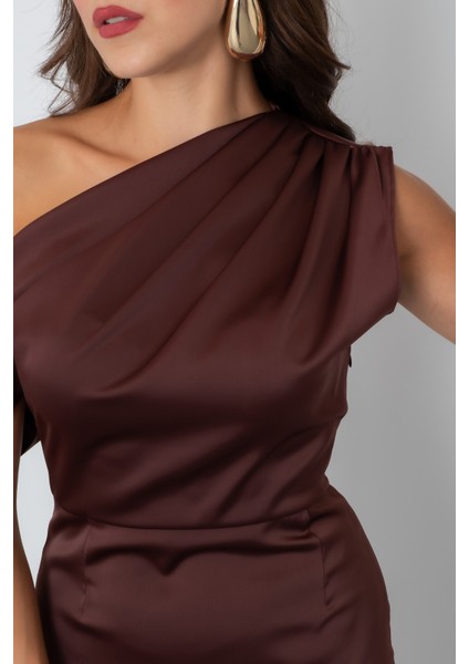 Kadın Kahverengi Degaje Yaka Yırtmaçlı Saten Midi Elbise fırsatları