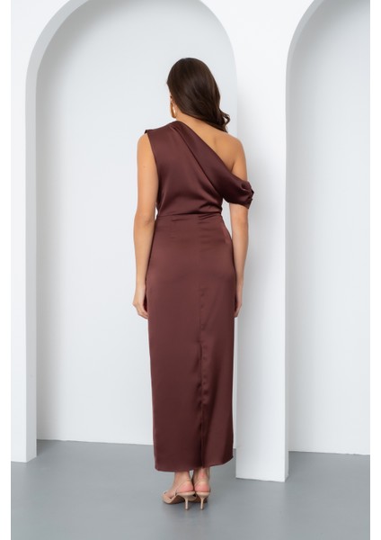Kadın Kahverengi Degaje Yaka Yırtmaçlı Saten Midi Elbise indirimleri