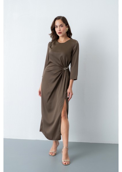Kadın Kahverengi Aksesuar Detay Saten Davet Elbisesi