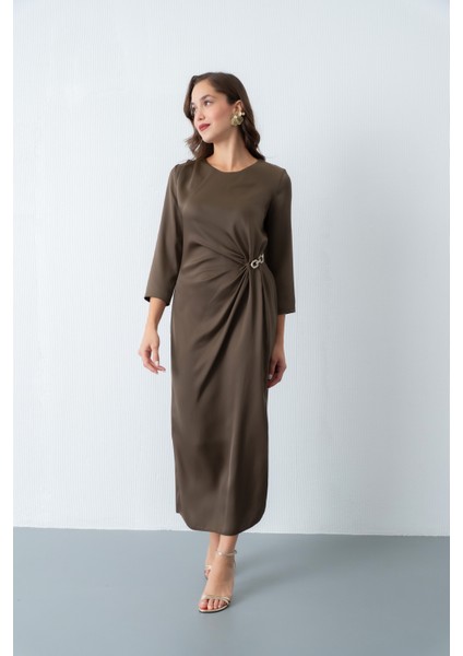 Kadın Kahverengi Aksesuar Detay Saten Davet Elbisesi fiyatları