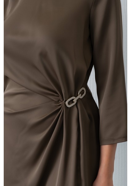 Kadın Kahverengi Aksesuar Detay Saten Davet Elbisesi fırsatları