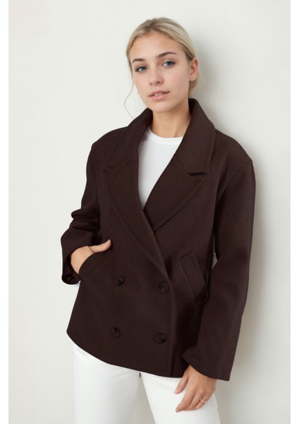 Düğmeli Kısa Kaşe Kaban