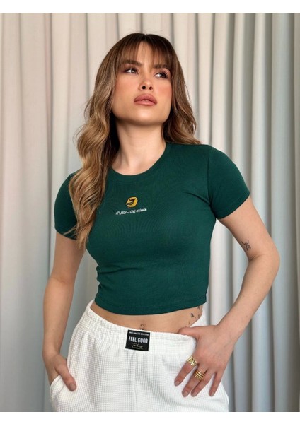 Zümrüt Yeşili Sıfır Yaka Kısa Kollu Önü Yazılı Minimal Slim Fit Croptop/bluz