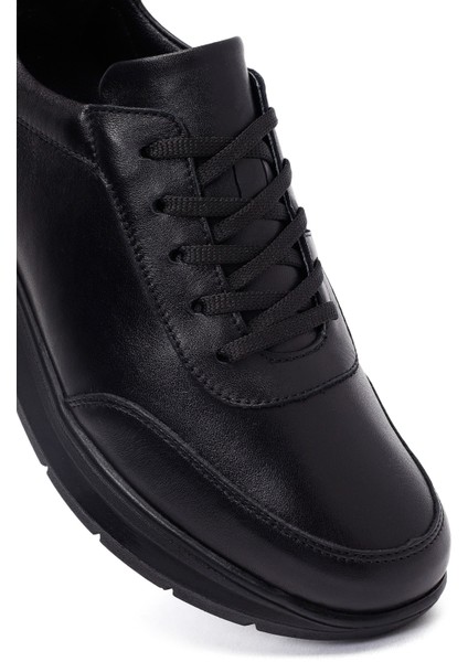 Kadın Siyah Bağcıklı Kalın Tabanlı Deri Sneaker 25AFD501518