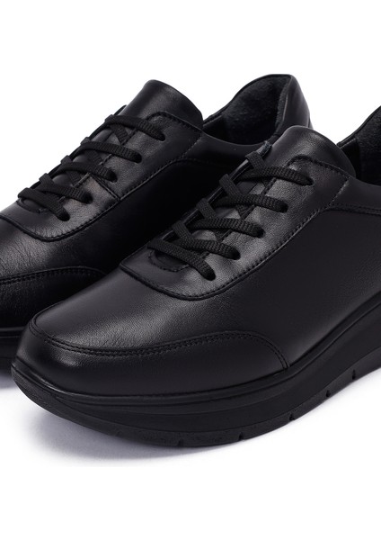 Kadın Siyah Bağcıklı Kalın Tabanlı Deri Sneaker 25AFD501518