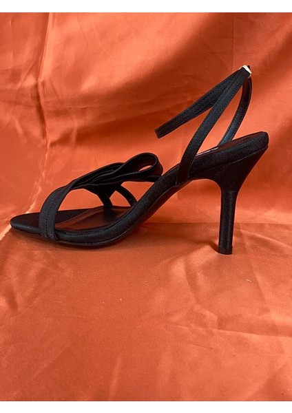 LES04 Renk Siyah Önü Arkası Açık Bantlı Kadın Topuklu Stiletto fiyatları