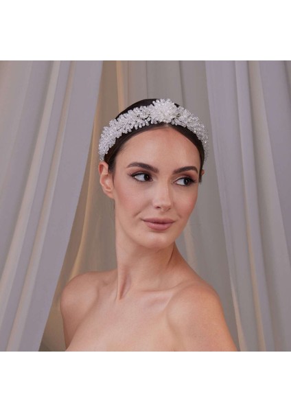Inci Detaylı Kristal Taşlı Beyaz Gelin Taç ve Saç Aksesuarı – Işıltılı Zarif Tasarım