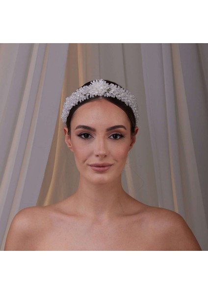 Inci Detaylı Kristal Taşlı Beyaz Gelin Taç ve Saç Aksesuarı – Işıltılı Zarif Tasarım