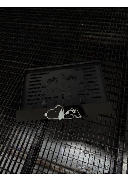 Yatan Köpek Motor Pleksi Plakalık