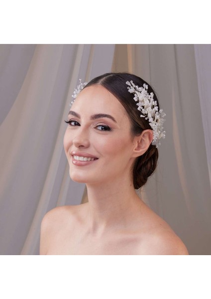 Kristal ve Inci Detaylı Gelin Saç Aksesuarı – Zarif Yan Toka Tasarımı