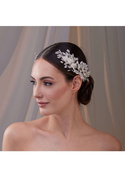 Kristal ve Inci Detaylı Gelin Saç Aksesuarı – Zarif Yan Toka Tasarımı modelleri