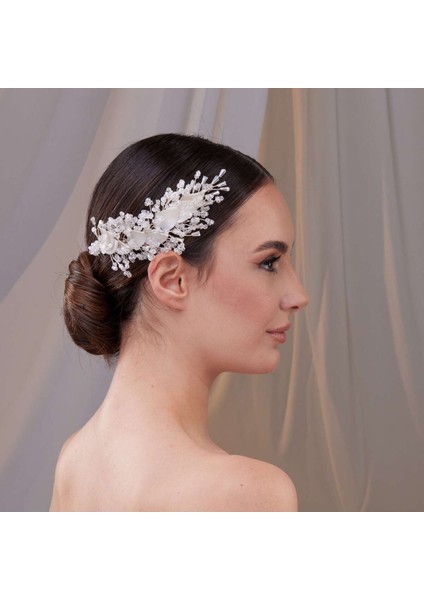 Kristal ve Inci Detaylı Gelin Saç Aksesuarı – Zarif Yan Toka Tasarımı