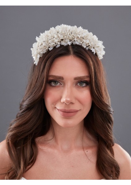 Beyaz Çiçek Detaylı Gelin Tacı – Romantik ve Zarif El Yapımı Saç Aksesuarı