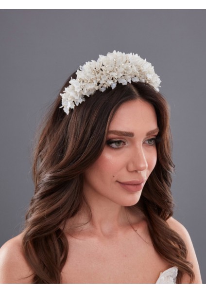 Beyaz Çiçek Detaylı Gelin Tacı – Romantik ve Zarif El Yapımı Saç Aksesuarı fiyatları