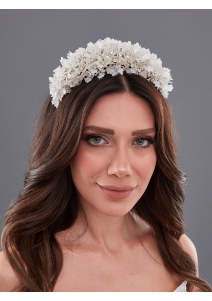 Beyaz Çiçek Detaylı Gelin Tacı – Romantik ve Zarif El Yapımı Saç Aksesuarı modelleri