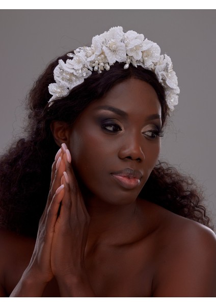 Çiçek ve Inci Detaylı Gelin Taç – El Işçiliği Yoğun Çiçek Desenli Tasarım