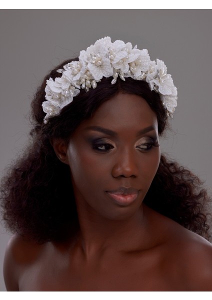 Çiçek ve Inci Detaylı Gelin Taç – El Işçiliği Yoğun Çiçek Desenli Tasarım fiyatları