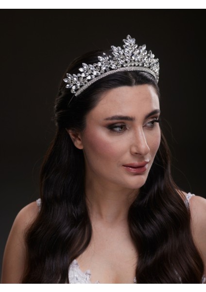 Kristal Yaprak Desenli Gelin Tacı – Zarif ve Işıltılı Tasarım