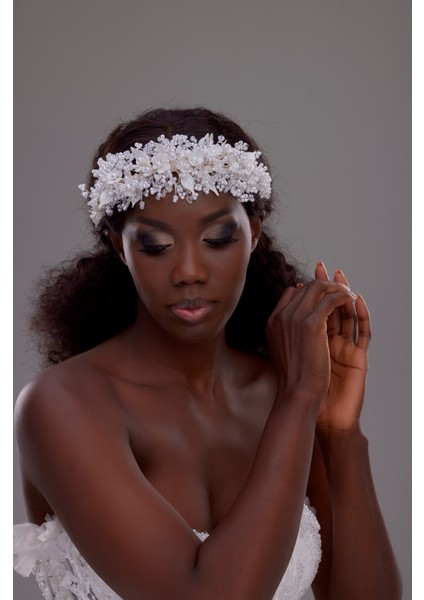 Kristal ve Inci Detaylı Çiçekli Gelin Taç – Zarif ve Işıltılı Gelin Saç Aksesuarı