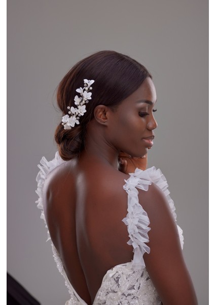 Beyaz Çiçek ve Inci Detaylı Gelin Saç Tokası – Zarif ve Romantik Tasarım