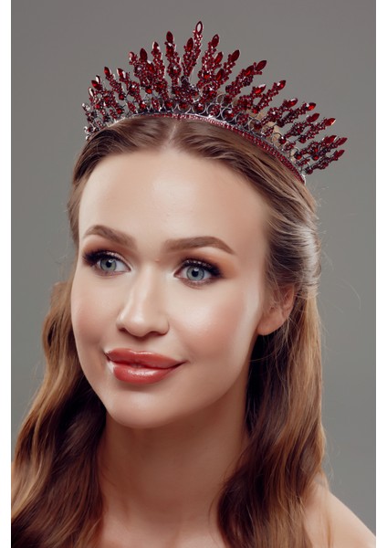Kristal Taşlı Zarif Gelin Tacı – Işıltılı ve Asil Tasarım